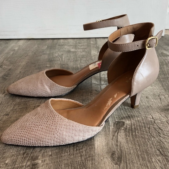 clarks low heel pumps